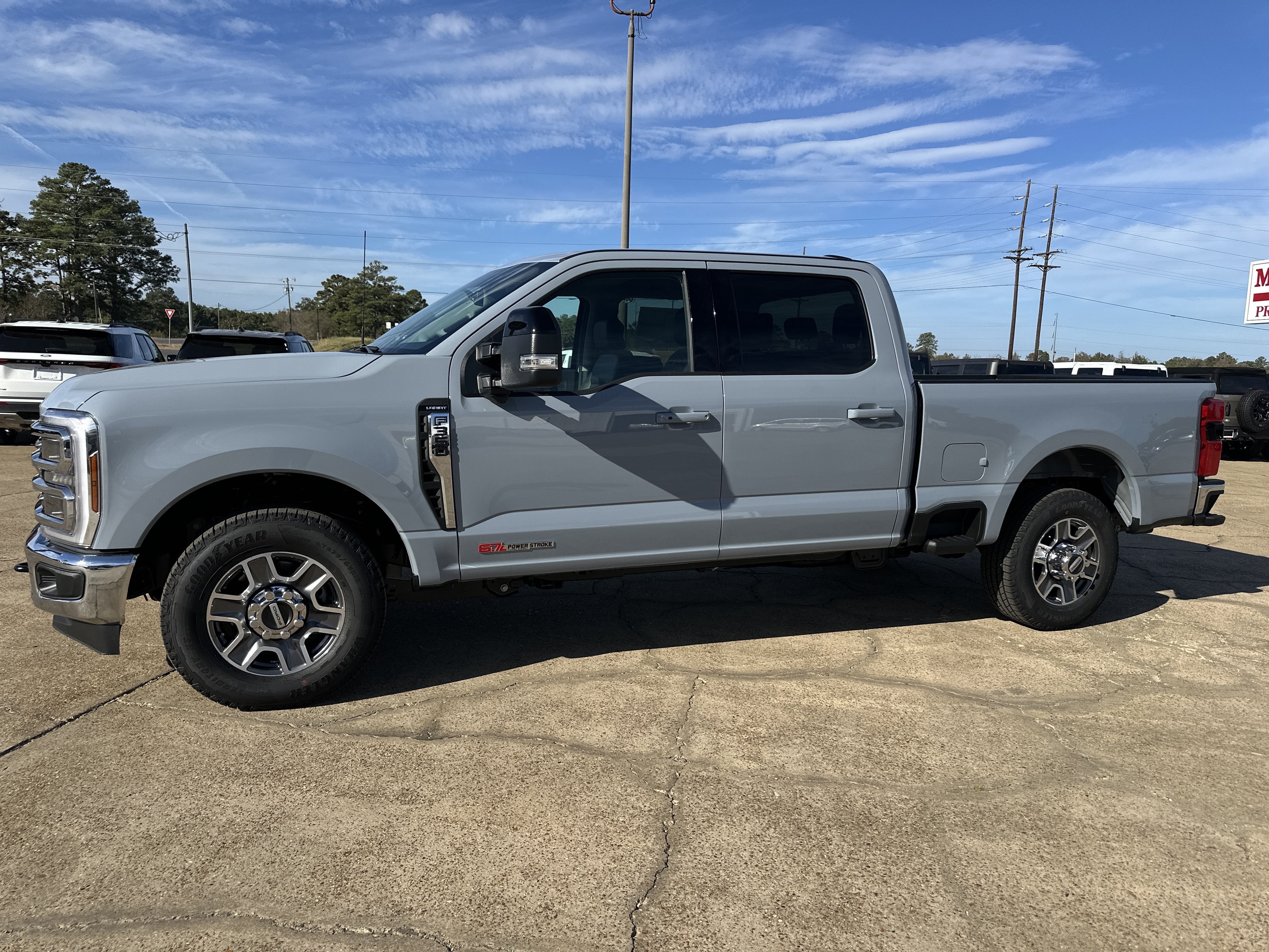 2027 Ford Super Duty F-350 SRW F-350® Lariat®