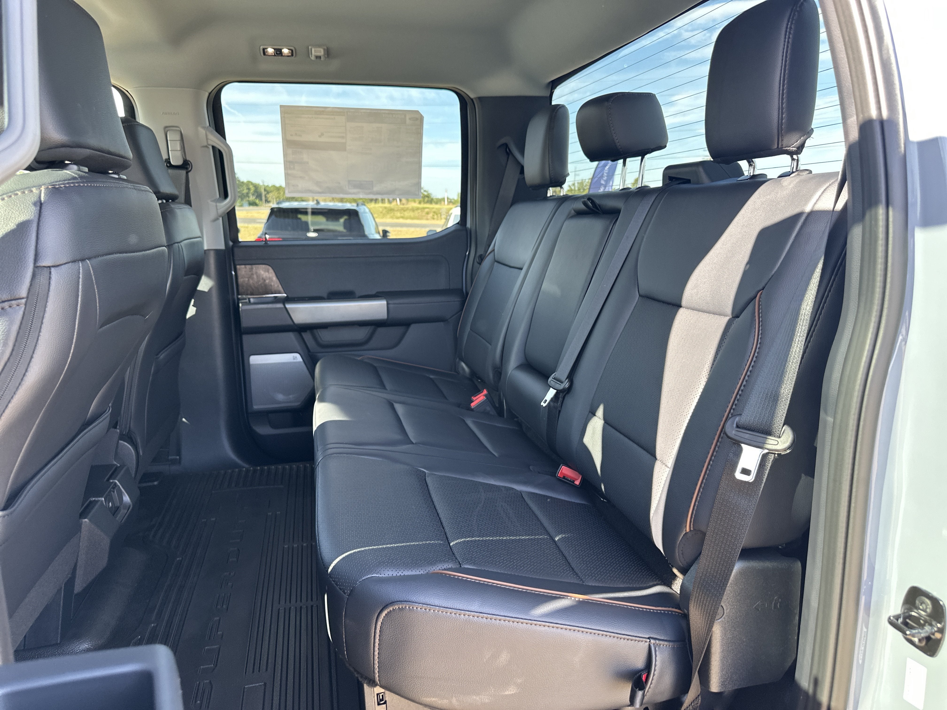 2027 Ford Super Duty F-350 SRW F-350® Lariat®
