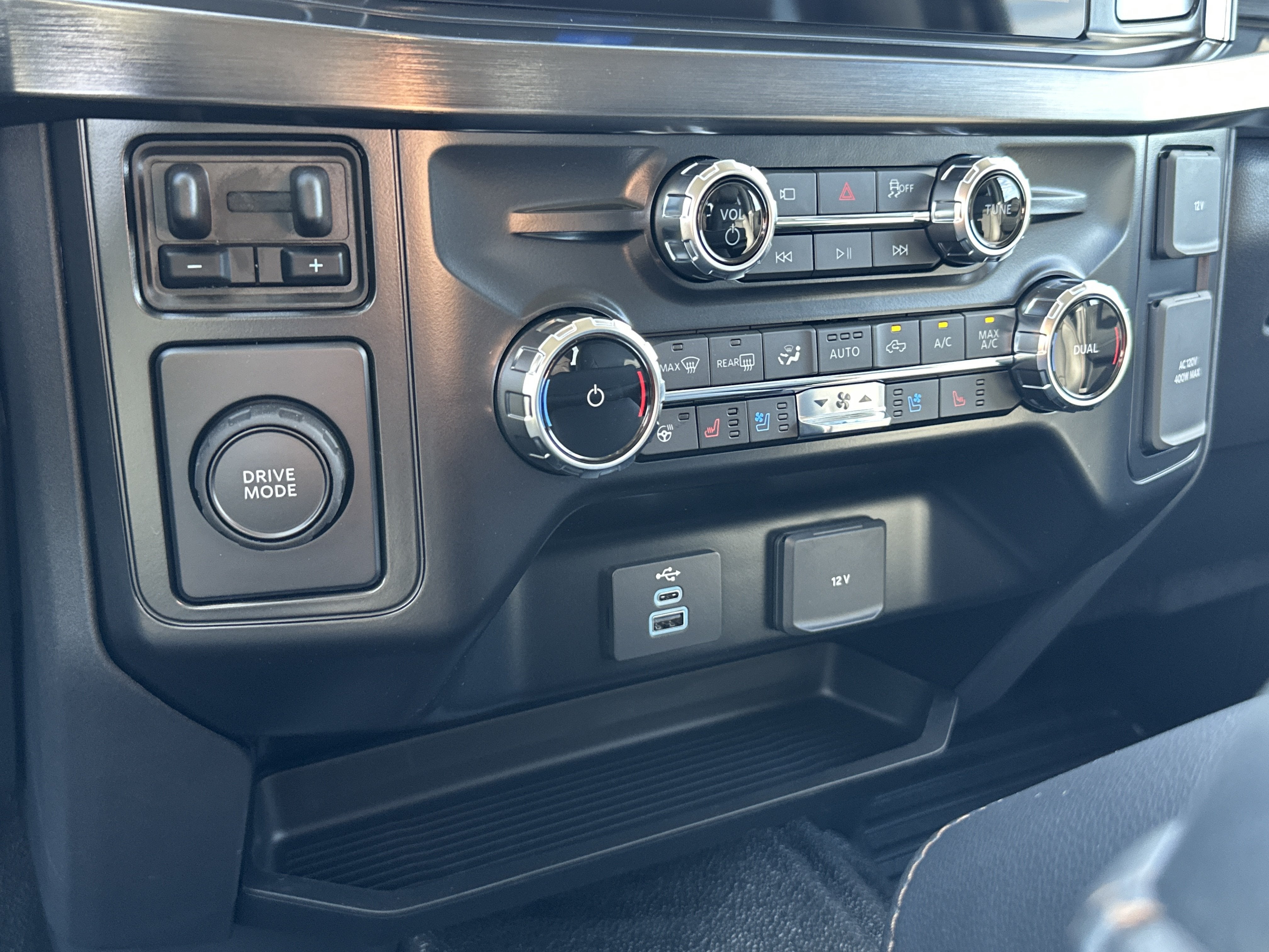 2027 Ford Super Duty F-350 SRW F-350® Lariat®