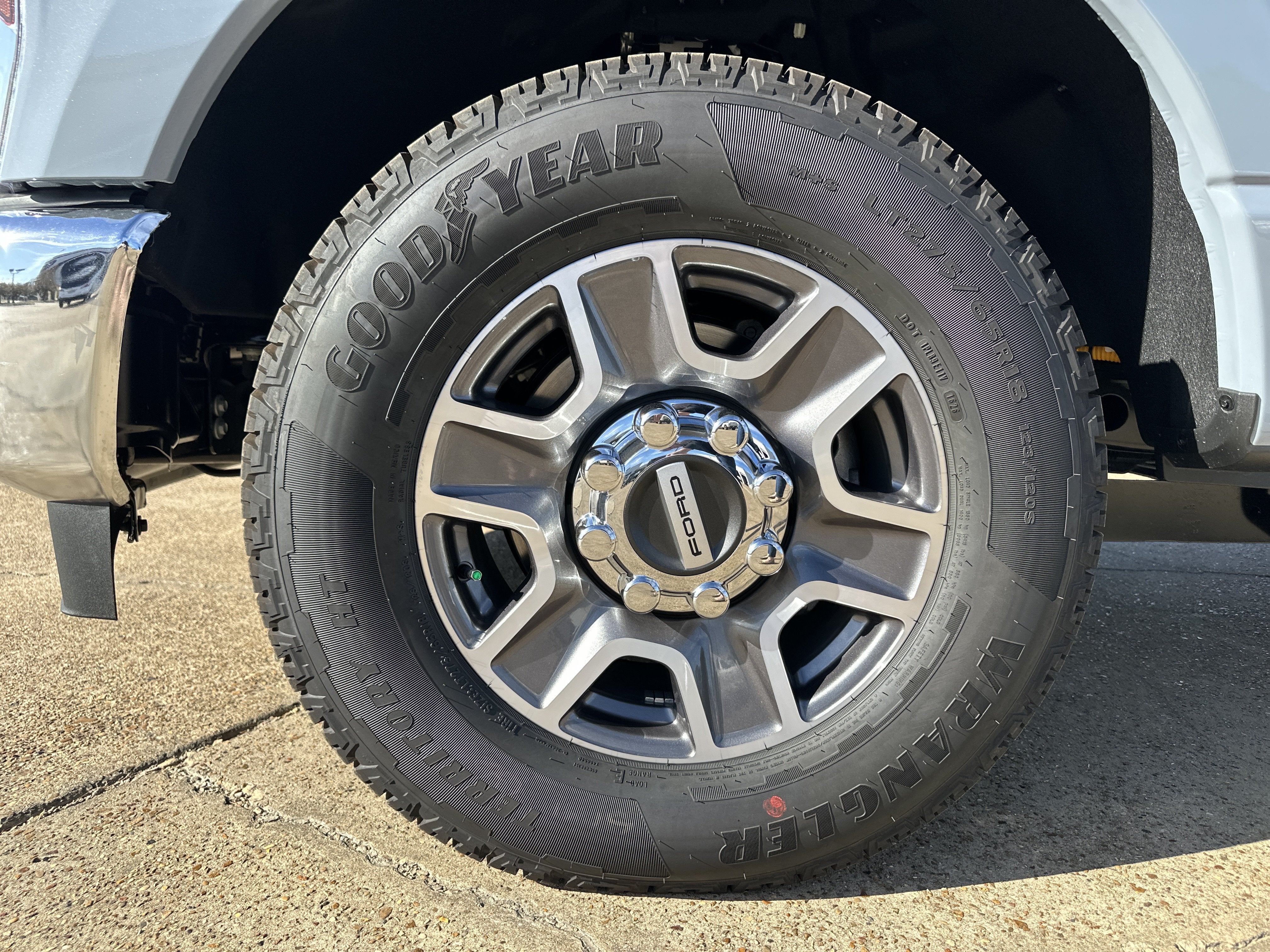 2027 Ford Super Duty F-350 SRW F-350® Lariat®