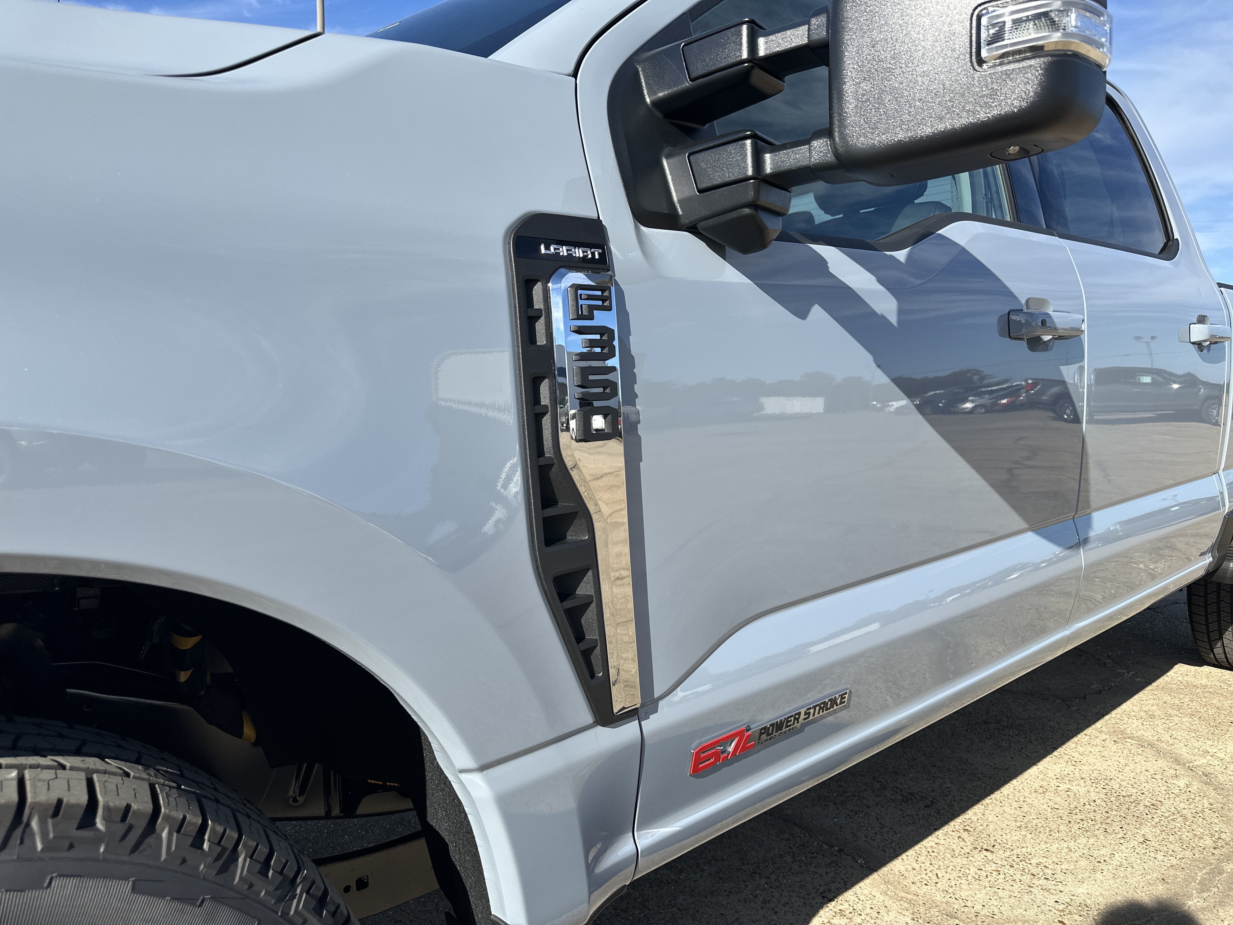 2027 Ford Super Duty F-350 SRW F-350® Lariat®
