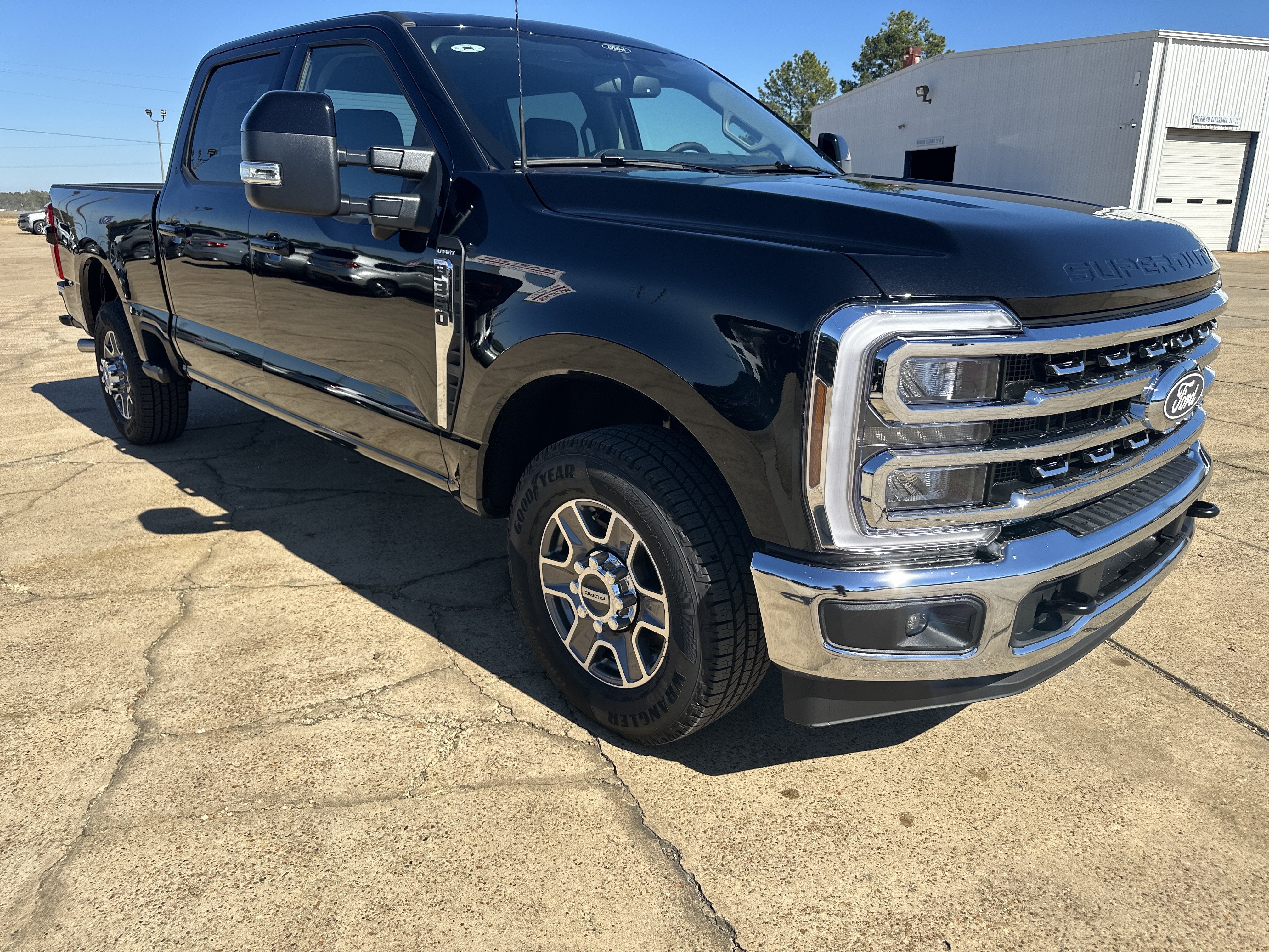 2027 Ford Super Duty F-350 SRW F-350® Lariat®