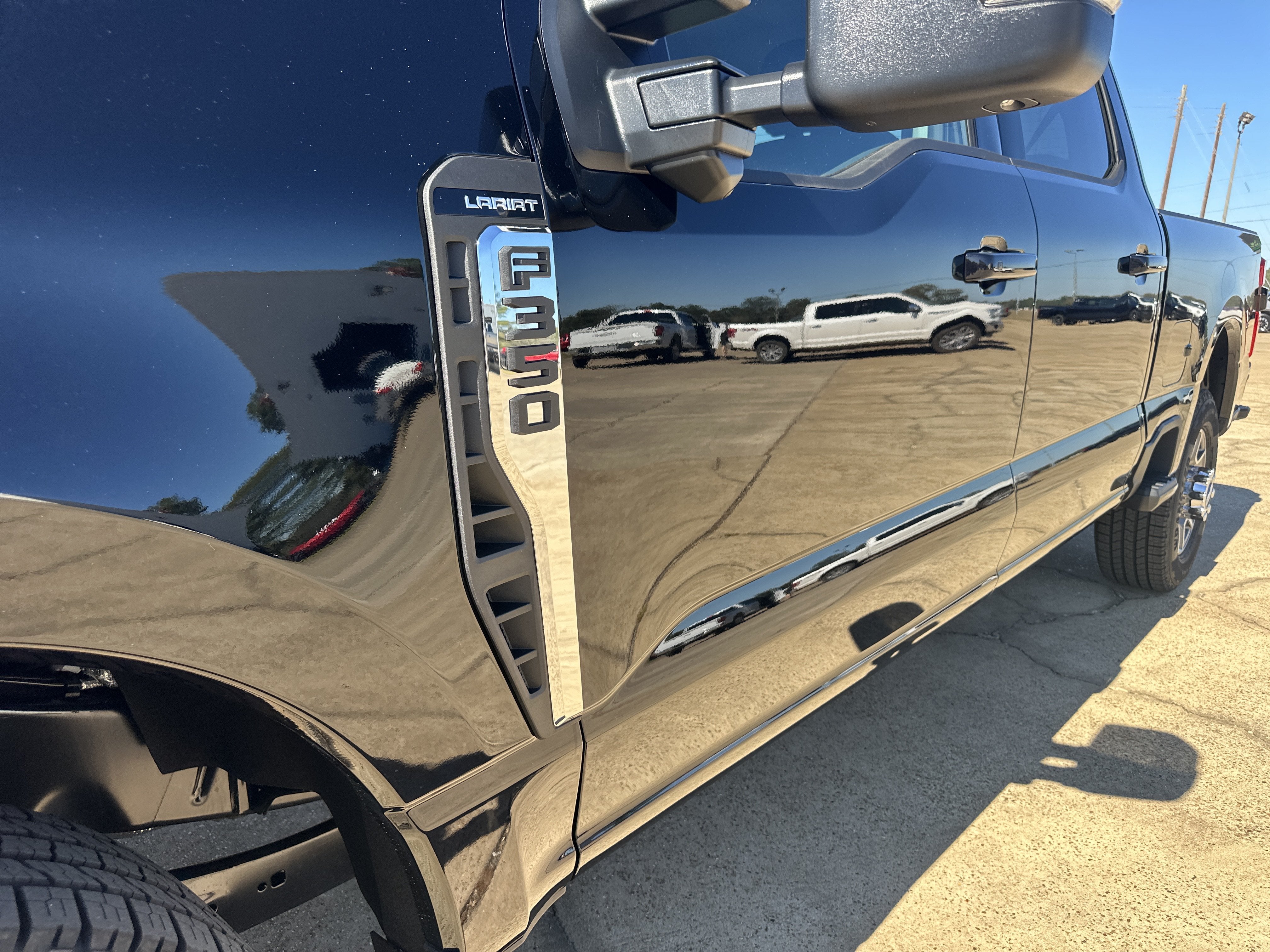 2027 Ford Super Duty F-350 SRW F-350® Lariat®
