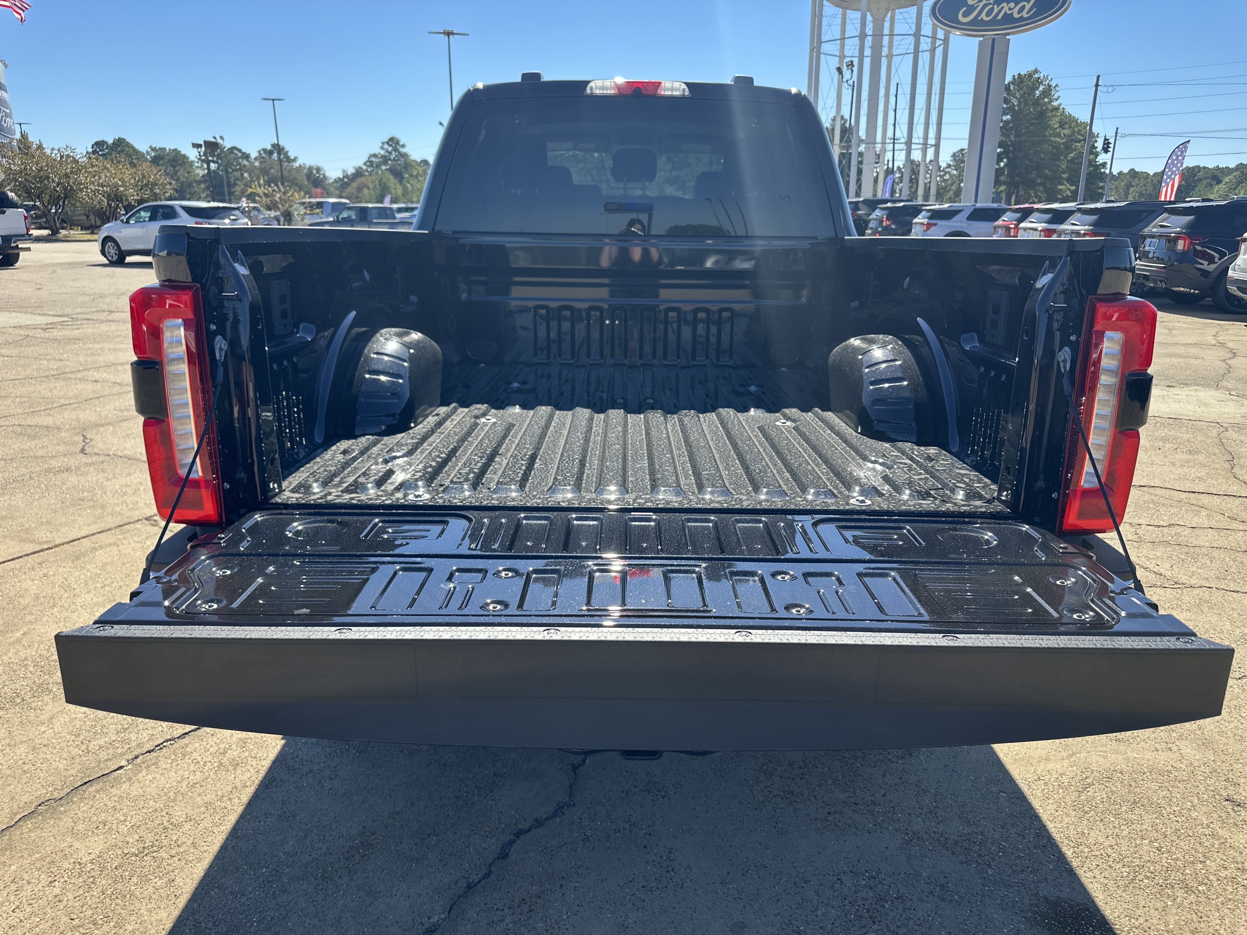 2027 Ford Super Duty F-350 SRW F-350® Lariat®